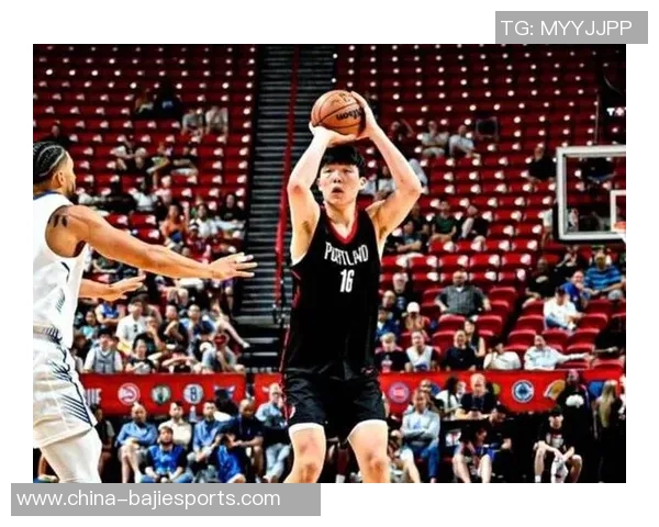 杨瀚森连续三场未能上场比赛仍在替补席上等待机会